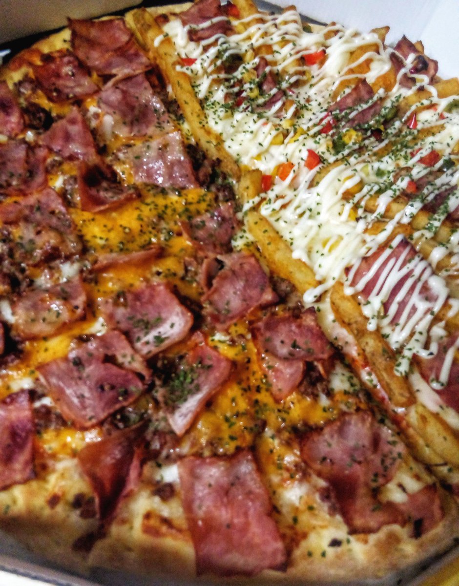 외계인 피자 도우 쫀득쫀득해서 맘에 들엇슴니다,,가격도 착해 그러면 나 완전 미쳐서 월급 다 갖다 드리죠