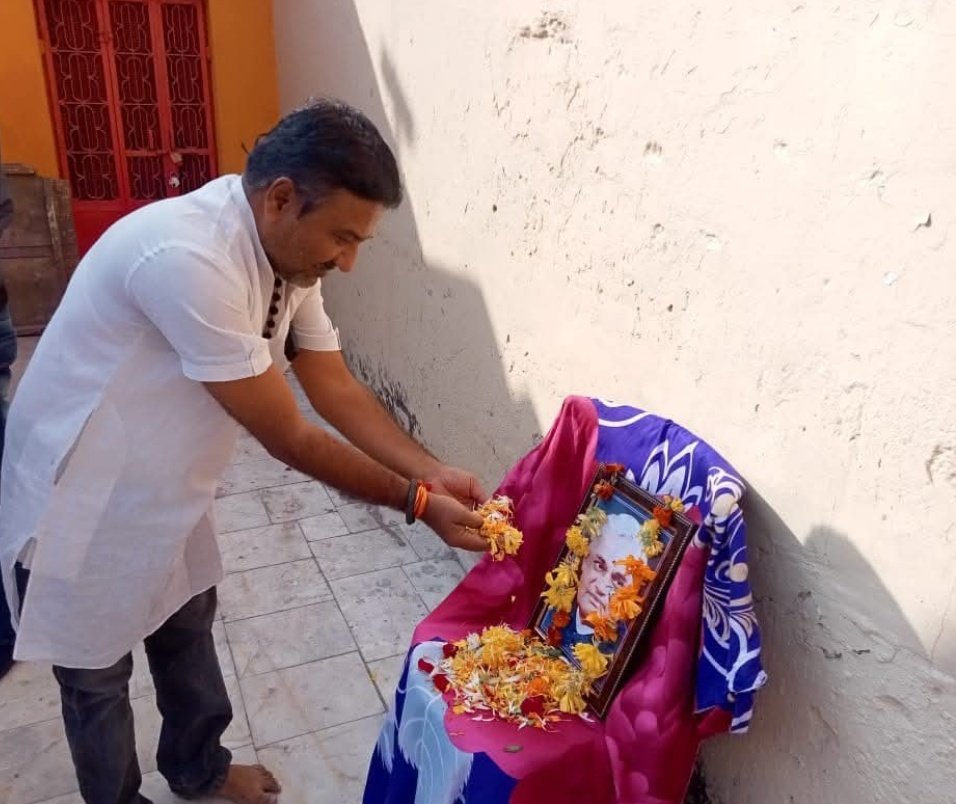 balm4bjp's tweet photo. देश में सुशासन के प्रणेता,भारतीय राजनीति के शिखर पुरुष,ओजस्वी वक्ता,कविह्रदय,करोड़ों कार्यकर्ताओं के पथ प्रदर्शक,पूर्व प्रधानमंत्री “भारत रत्न” श्रद्धेय अटल बिहारी वाजपेयी जी की 101वीं जयंती पर 
शत्-शत् नमन https://t.co/WjmqjR5wOm