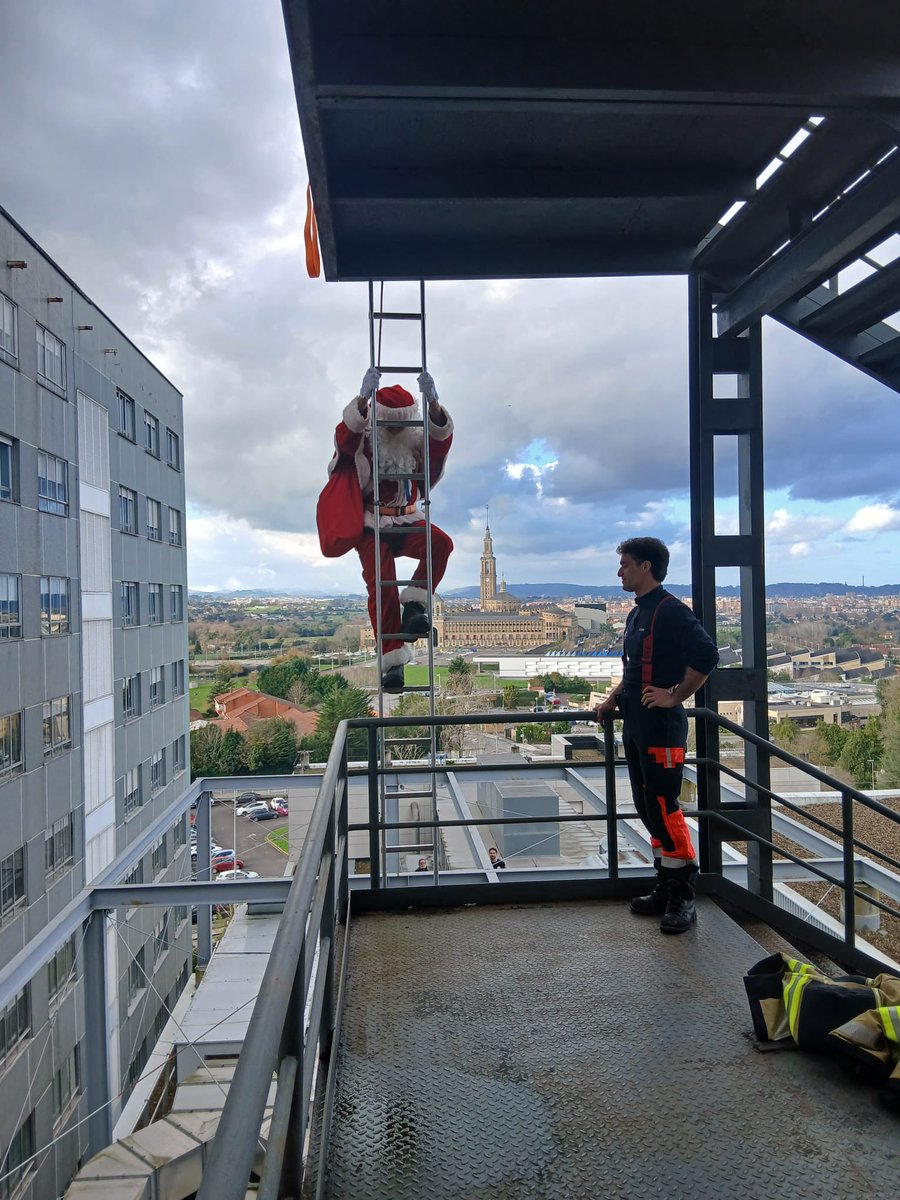 BomberosGijon's tweet photo. 👩🏻‍🚒🧑🏼‍🚒 Esta mañana varios efectivos del cuerpo de Bomberos del Ayuntamiento de Gijón/Xixón ayudaron a Papá Noel a entrar en el Hospital de Cabueñes para visitar a niños y niñas hospitalizados. 

¡Muchas gracias por contar con nosotros para esta visita tan bonita, Papá Noel! 🎅 https://t.co/acX9rYBdBH
