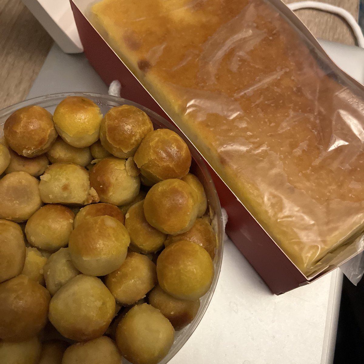 Lagi dinner, tiba tiba dikasih surprise dia bikinin nastar dan lapis legit ❤️ 
Mana enak banget lagi ❤️