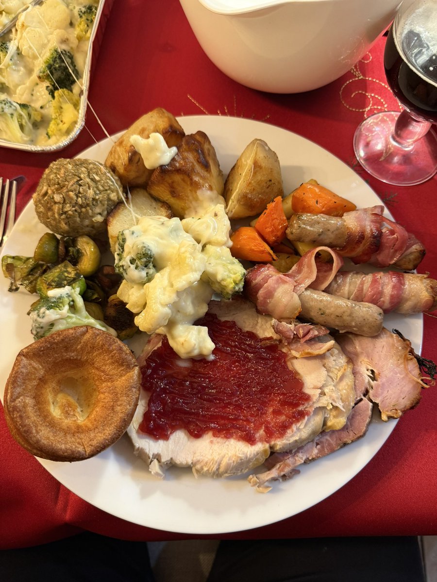 joellsharp's tweet image. Sister has smashed it out of the park with the Christmas dinner this year 👏