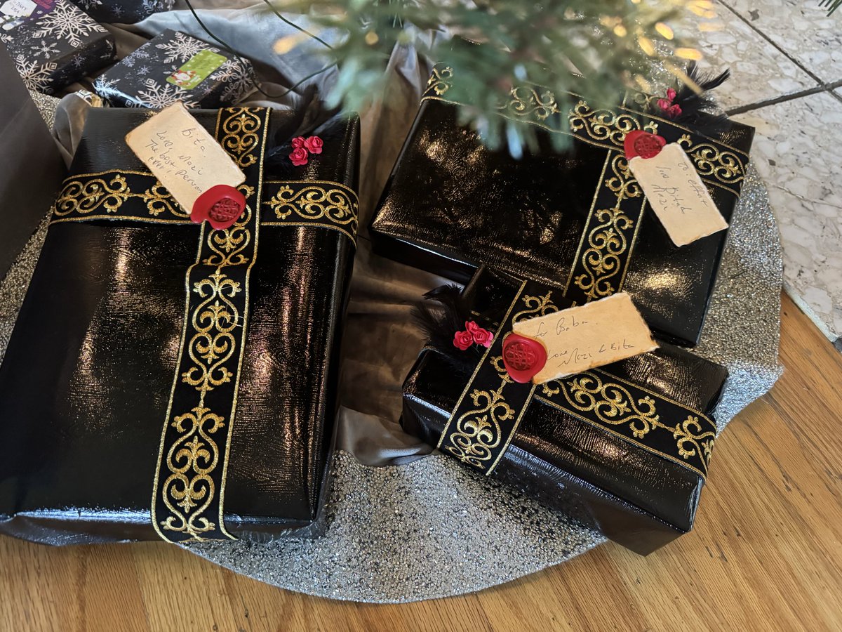 _b33ts's tweet image. I hate having a gay brother because what do you mean he wrapped our Christmas gifts in leather-textured paper &amp;amp; wax stamped them with his personal logo