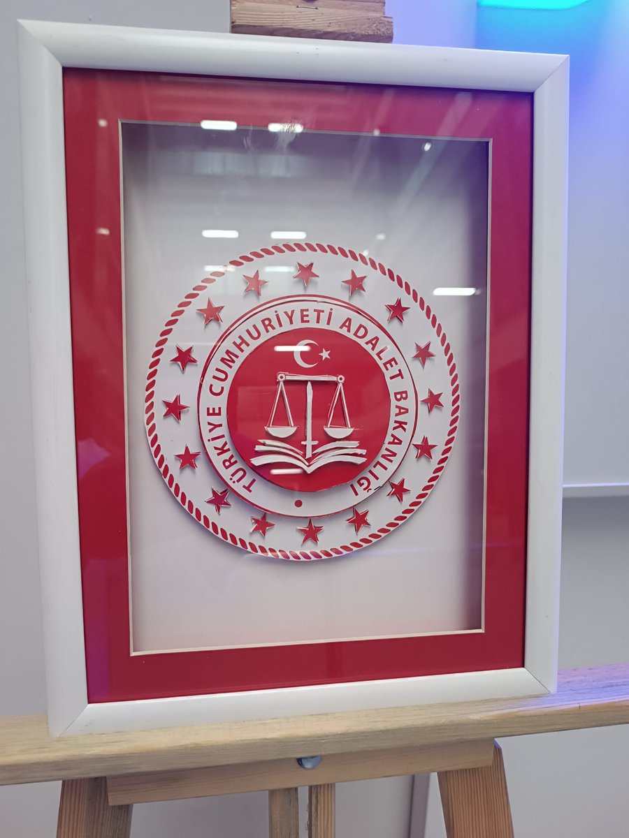 Gebze Denetimli Serbestlik Müdürlüğü Rölyef Atölyesi Kursu açtı. İki buçuk ay süren kursun ardından Gebze DSM'de Sergi açıldı. Sergiye Gebze Cumhuriyet Başsavcısı Metin USLU'da katıldı. Tamamlanan kursun ardından kursiyerlere sertifika verildi. #rölyefkursu <a href="/dsdbkurumsal/">Denetimli Serbestlik Daire Başkanlığı</a>