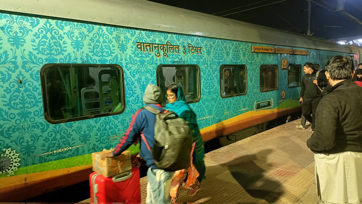 22170 संतराकाछी से रानी कमलापति(भोपाल) जाने वाली ट्रेन पहले reschedule हुई 2:15घण्टा। रात 10:30बजे स्टेशन छोड़ने का समय निर्धारित हुआ। और B14 में कोई साफ सफाई भी नहीं हुई है जबकि ट्रेन 10बजे प्लेटफार्म पर आ गयी है। पता नही कब निकलेगी ट्रेन <a href="/RailwaySeva/">RailwaySeva</a> <a href="/AshwiniVaishnaw/">Ashwini Vaishnaw</a>