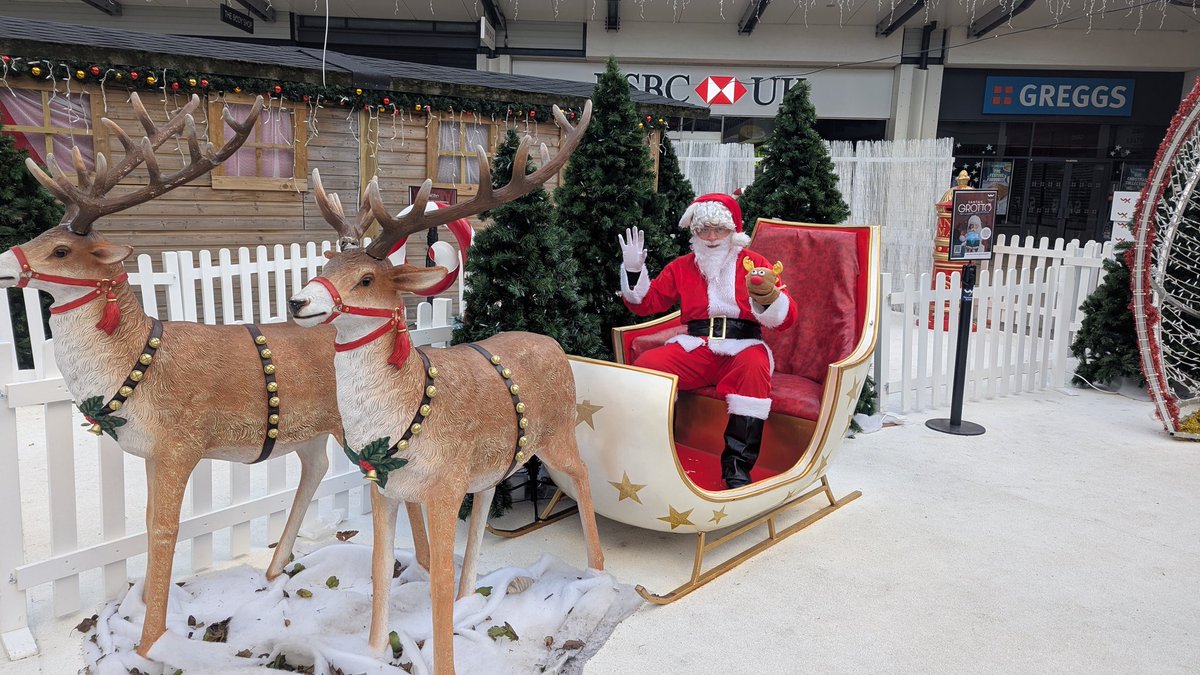 alvinsimonds's tweet photo. Santa and Mrs claus at the north pole 🎄☃️🎁😃👍 https://t.co/QyxHT0ZNPz