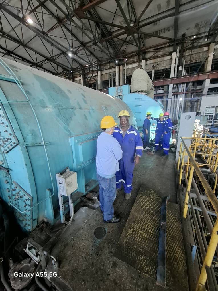 En la CTE Ernesto Guevara avanzan los trabajos en la turbina de la Unidad 2.
El Ing. Alfredo López, supervisa los preparativos para el rodaje próximo, asegurando calidad y disciplina técnica.

#UniónEléctrica #UNE #UnidosXCuba