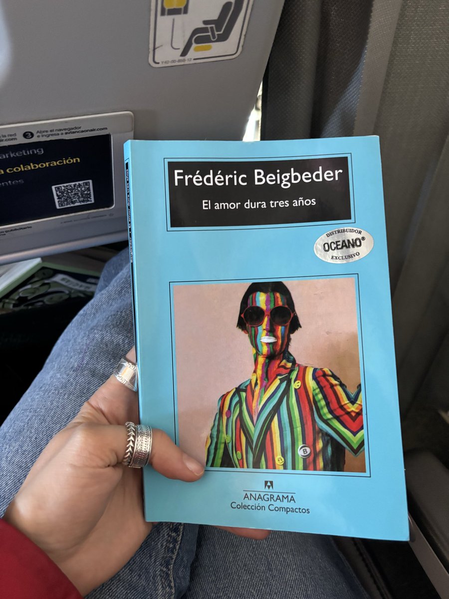 maria_mimia's tweet image. El amor es una catástrofe magnífica:saber que te diriges hacia un muro y acelerar de todas formas; correr hacia tu propia perdición con una sonrisa;esperar con curiosidad el momento en que todo va a fallar. Es la única decepción programada, la única desgracia que queremos repetir