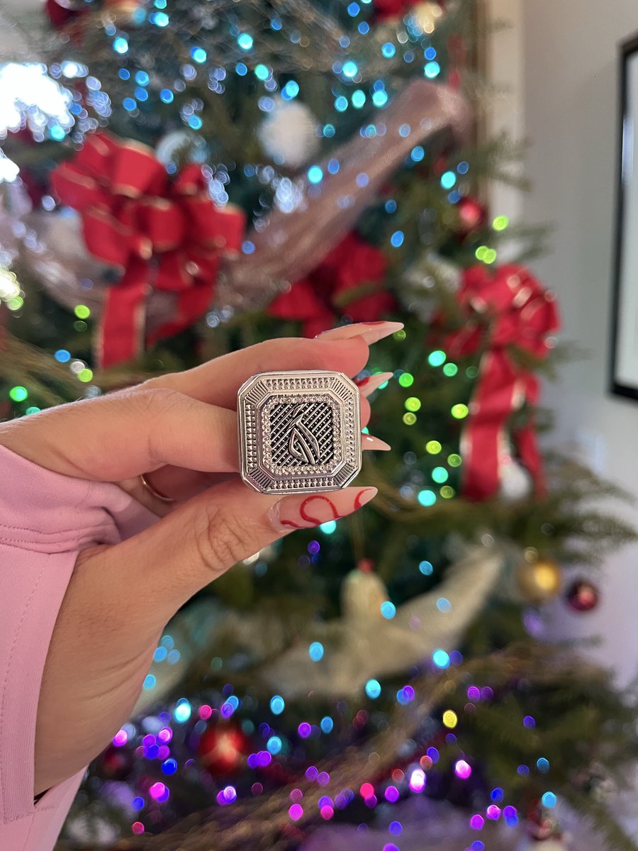EVILQU33NVEE's tweet photo. got a 5090 for christmas and it came with a superbowl ring https://t.co/xD0MuMW3SL