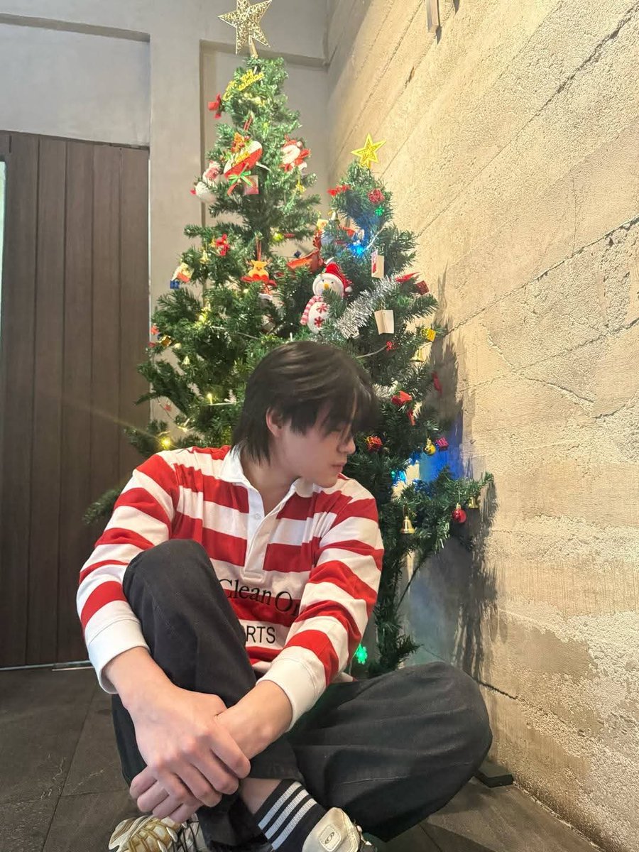 Kinn1st67387's tweet photo. IG Update : kin_ts
Date Dec 25  2025

Merry Christmas 🎄🎅

သူ့အပြုံးတွေက အသက်ဝင်လွန်းတယ်...... ရှေ့မှာသူ့ရည်းစားရှိလို့လေ 🥴 @Kinn_ts

#𝐊𝐢𝐧𝐧_𝐓𝐡𝐚𝐧𝐚𝐜𝐡𝐚𝐢 #KinThanachai
#𝐊𝐢𝐧𝐧𝐓𝐡𝐚𝐧𝐚𝐜𝐡𝐚𝐢𝐌𝐨𝐨𝐧𝐥𝐢𝐠𝐡𝐭𝟏ˢᵗ𝐌𝐌𝐅𝐂
#GMMTV https://t.co/5HdvSxDLqJ