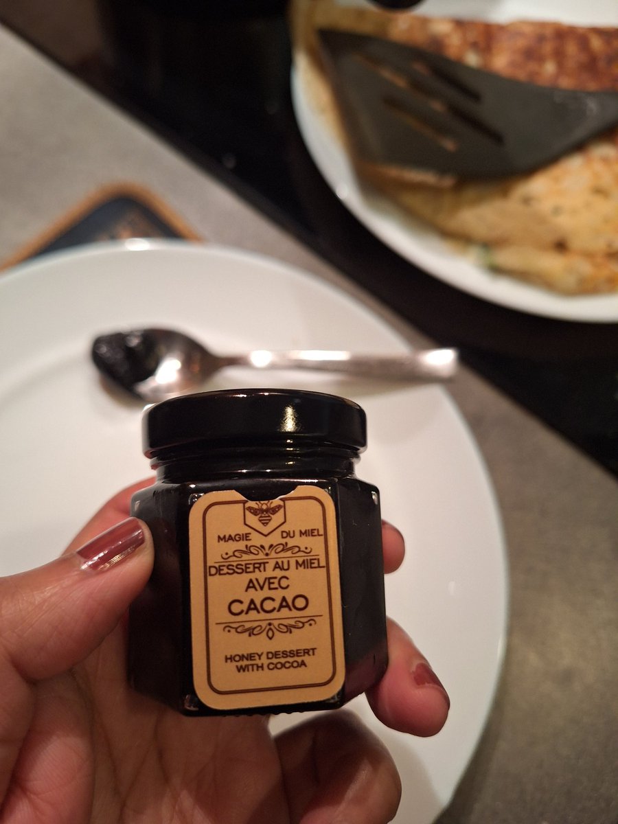 MAHASHWETHA's tweet image. Missing "joni bella" for dose..
Honey with cacao for the rescue 😍

Christmas markets in paris and  a non meat-eater finding and unlocking good, tasty things 😋 
#parisstories #cookingexperiments