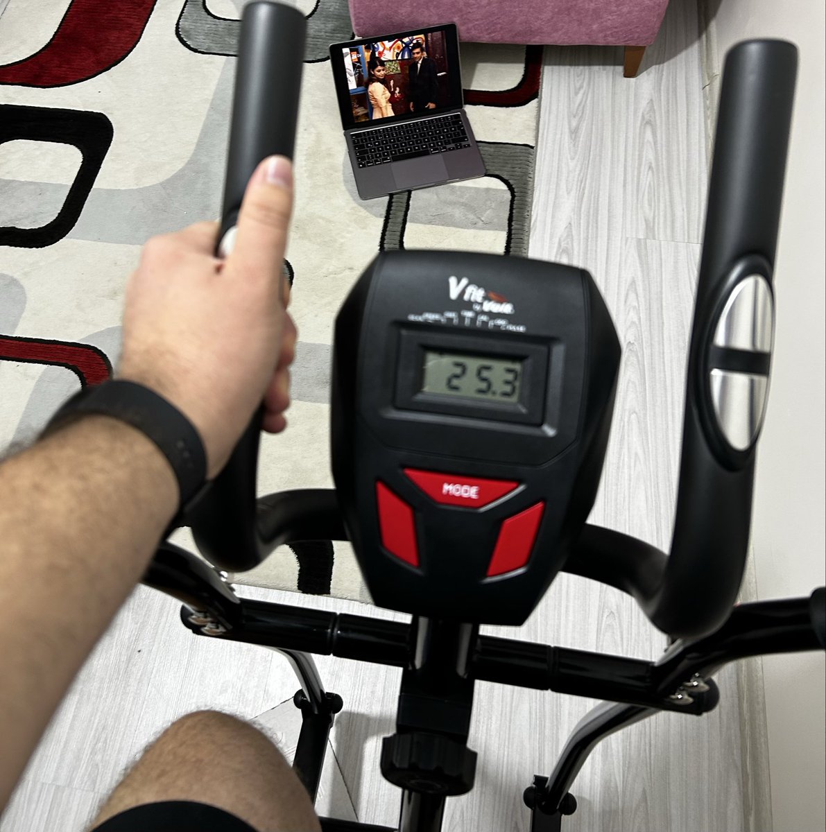 Salonda spor yaparken bir şey izleyemiyorum diye evde yapmaya başladım ama şimdi de uzak kaldığım için Yasemin-Ahmet sahnelerini atlayamıyorum 🥹