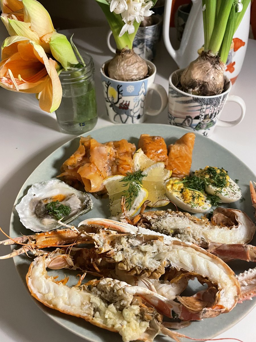 второй день рождества: мы пьем обжигающий яблочный глинтвейн и смотрим man vs baby, я разделываю лангустинов и открываю какие-то особенные шведские устрицы