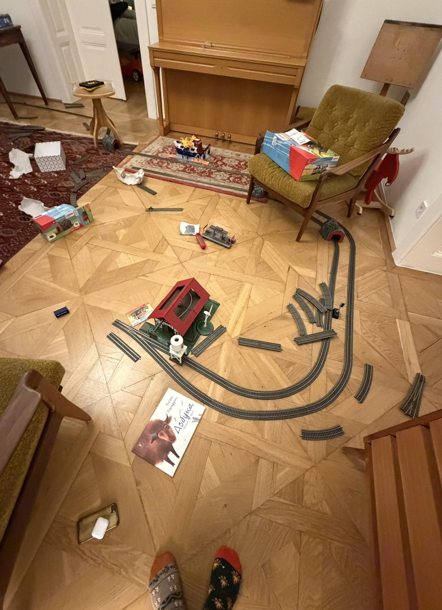 Наконец-то диплом железнодорожного вуза пригодился. Меня бы правда за такие углы плёткой отходили бы, но ограничения конструктора никто не отменял.