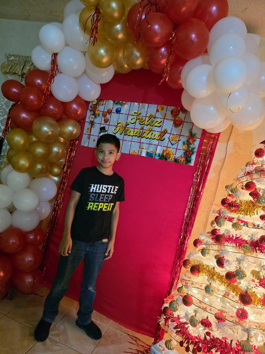jorgeivan1286's tweet photo. #Feliz_Navidad_2025🎅🏻 aqui con la #familia❤️ 
🎉🎈🎊 en la sesion de fotos todo super✌🏻 https://t.co/jLdSuxXXoq