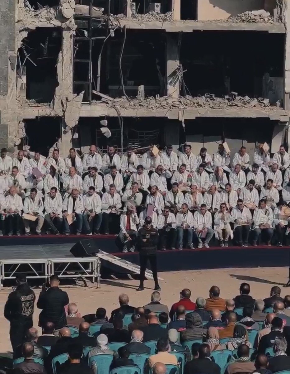 في غزة اليوم : 
- تم تخريج 168 طبيبًا وطبيبة
- تم تخريج 500 حافظ وحافظة لكتاب الله

اللهم ارضى عن غزة وأهلها واجعل لهم من كل ضيق مخرج و فرج.