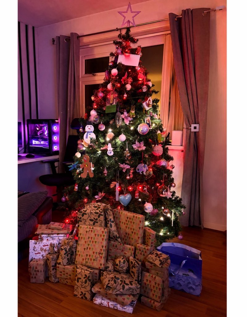 RebCallaghan_'s tweet image. Merry Christmas 🎄

Today is about family, community, and solidarity. In the face of inequality and the rise of hate and fascism, we stand together - for social justice, dignity, and hope. That’s the Labour way, today and always. ❤️🌹