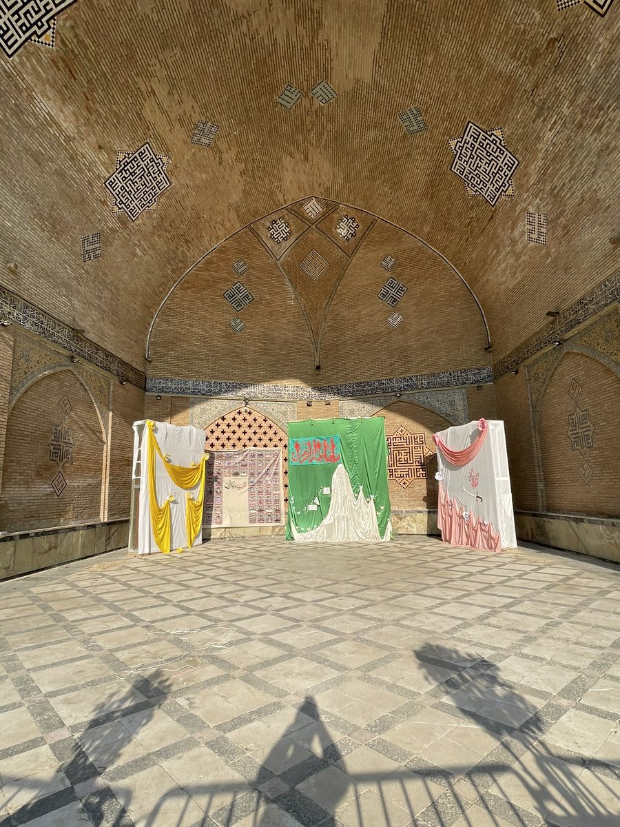 نه تنها اونجا بی سلیقگی موج میزنه اینجا هم داخل این بخش از مسجد شاه بازهم این دکورهای زشت و بی ربط !