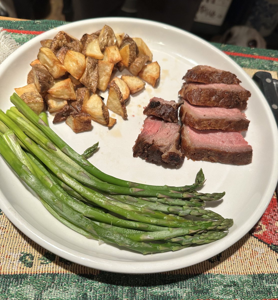 MocklerBassets's tweet image. John was #TopChef 👨‍🍳last night, making #ChristmasEve dinner. Bassets were swarming under the table &amp;amp; as usual, everyone got a taste👅.
