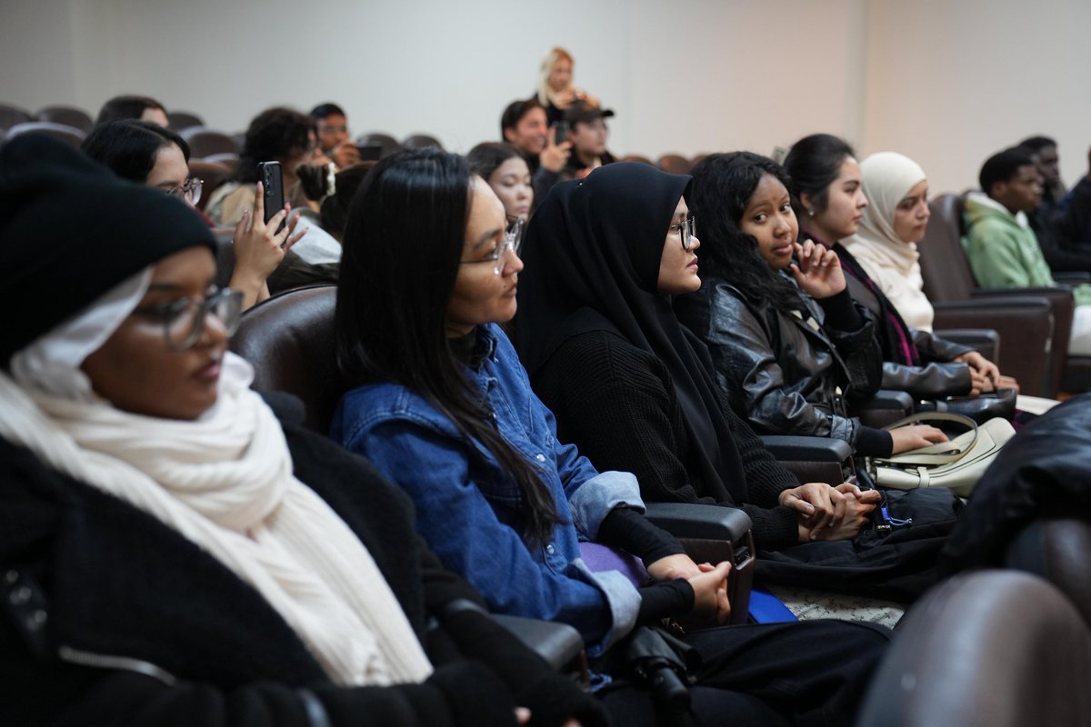 Sakarya Uluslararası Öğrenci Akademisi’nin açılış dersinde, farklı coğrafyalardan gelen öğrencilerimizle bir araya geldik.

Bugün 100’ü aşkın ülkeden öğrenciyi aynı çatı altında buluşturan üniversitemiz; kalite, akreditasyon ve araştırma gücüyle uluslararası akademik etkileşimi