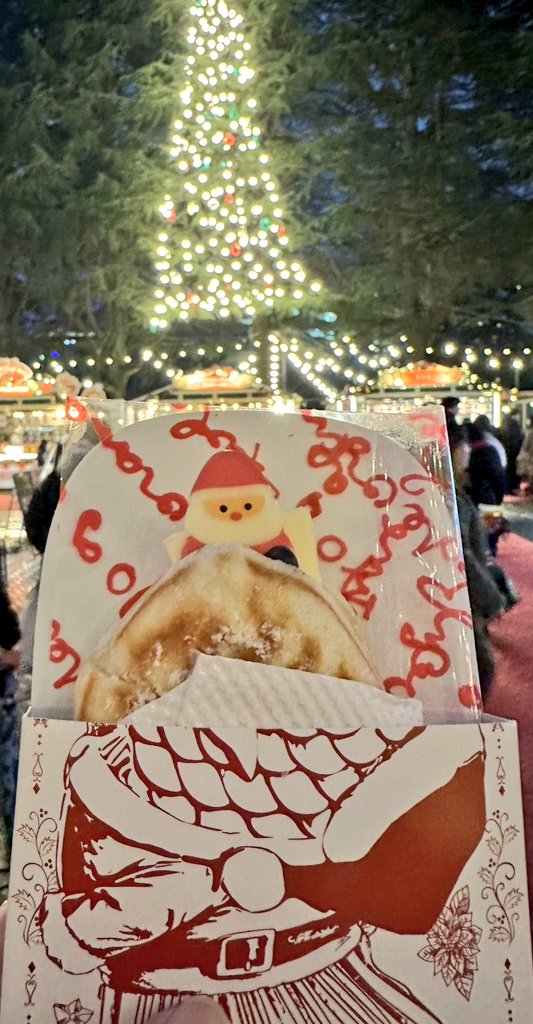 coco_1a's tweet photo. 12/24仙台のクリスマスマーケットへ🎄
雨予報だったけど、ほぼ降らなかったから良かった👍
アクシデント？あったけど、たい焼き美味しかった😋

その後、光のページェント見に行ったら、ちょうど点灯する時間だったみたいでタイミング良すぎ🤭

どちらも綺麗で楽しいクリスマスイブでした🎄🎅 https://t.co/bX5T9hLzkq