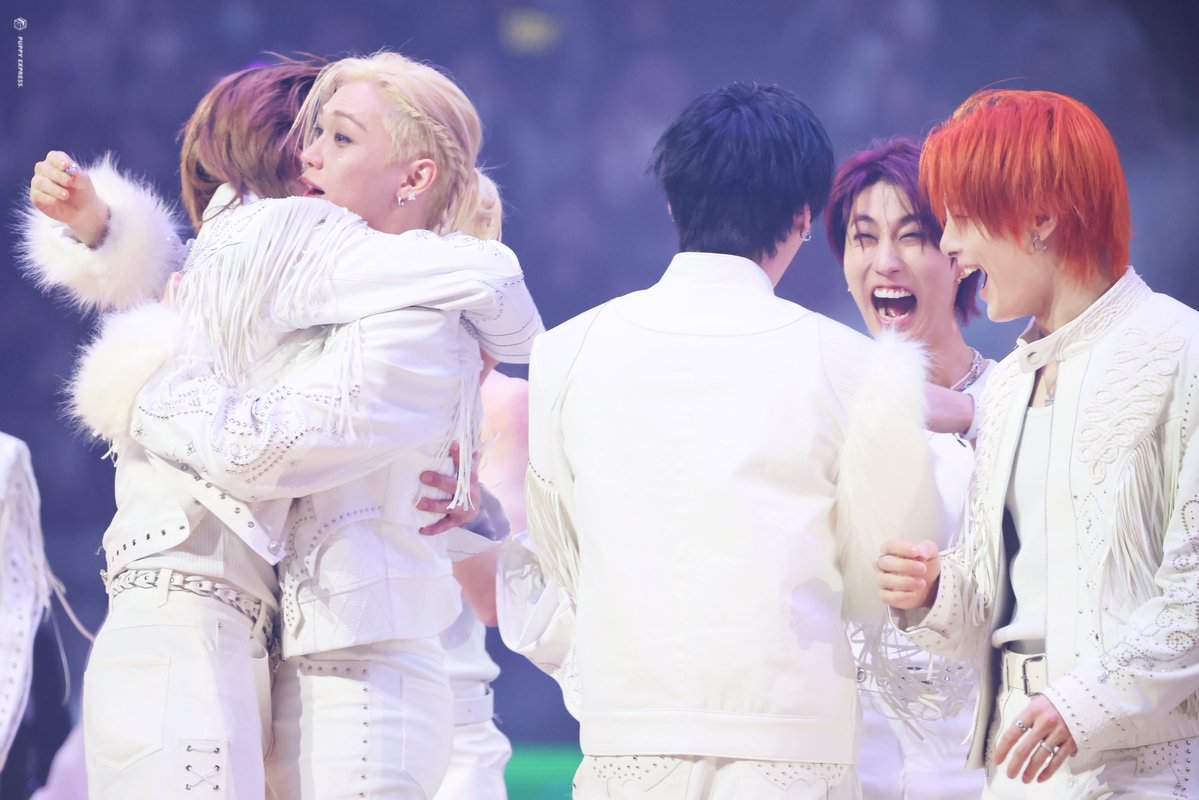 puppiexpress's tweet image. 251225
Play like a spell🪄
I won’t tell jingle bell talk🎄
#스트레이키즈 #Straykids