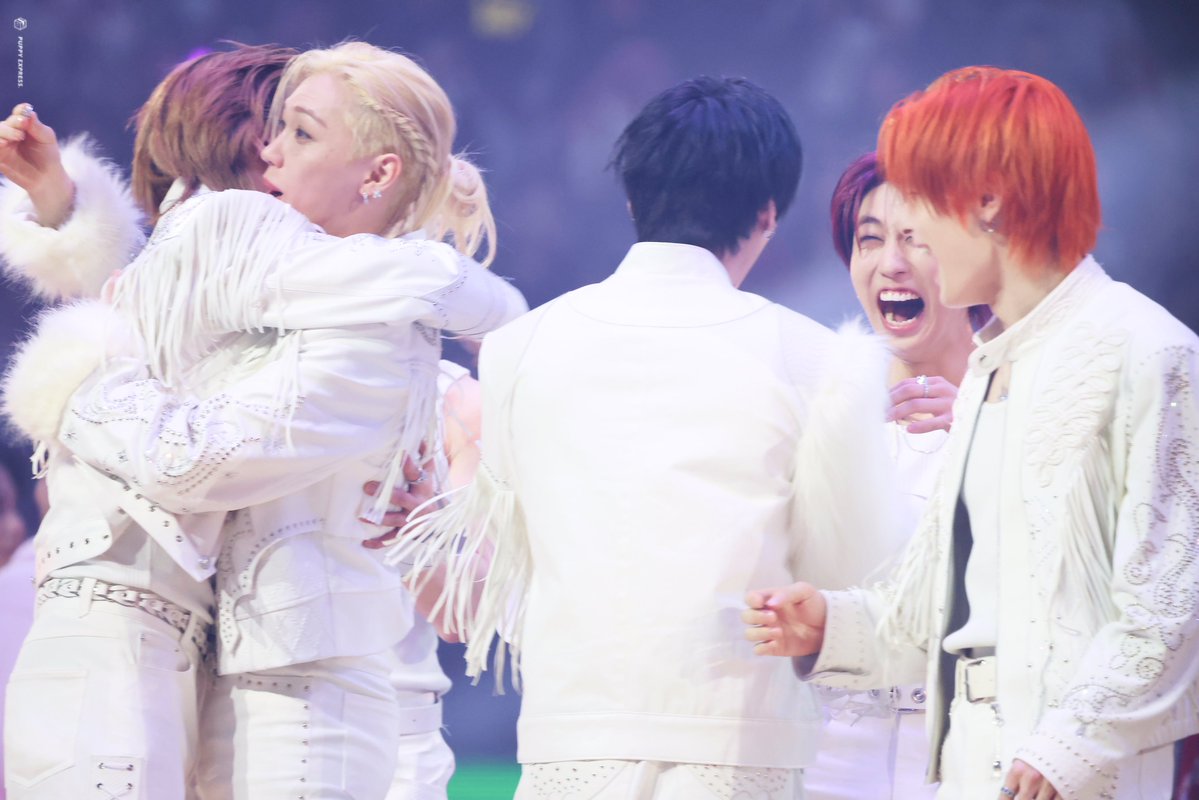 puppiexpress's tweet image. 251225
Play like a spell🪄
I won’t tell jingle bell talk🎄
#스트레이키즈 #Straykids