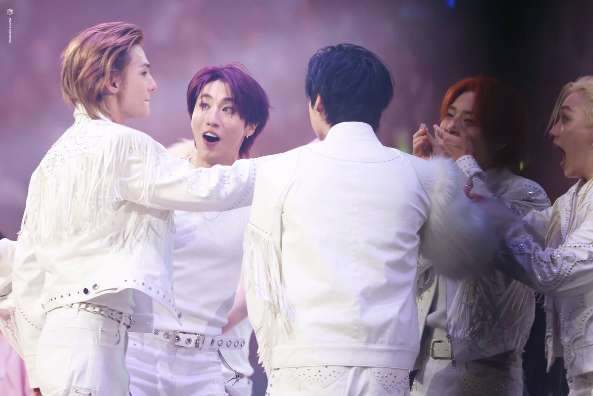 puppiexpress's tweet image. 251225
Play like a spell🪄
I won’t tell jingle bell talk🎄
#스트레이키즈 #Straykids