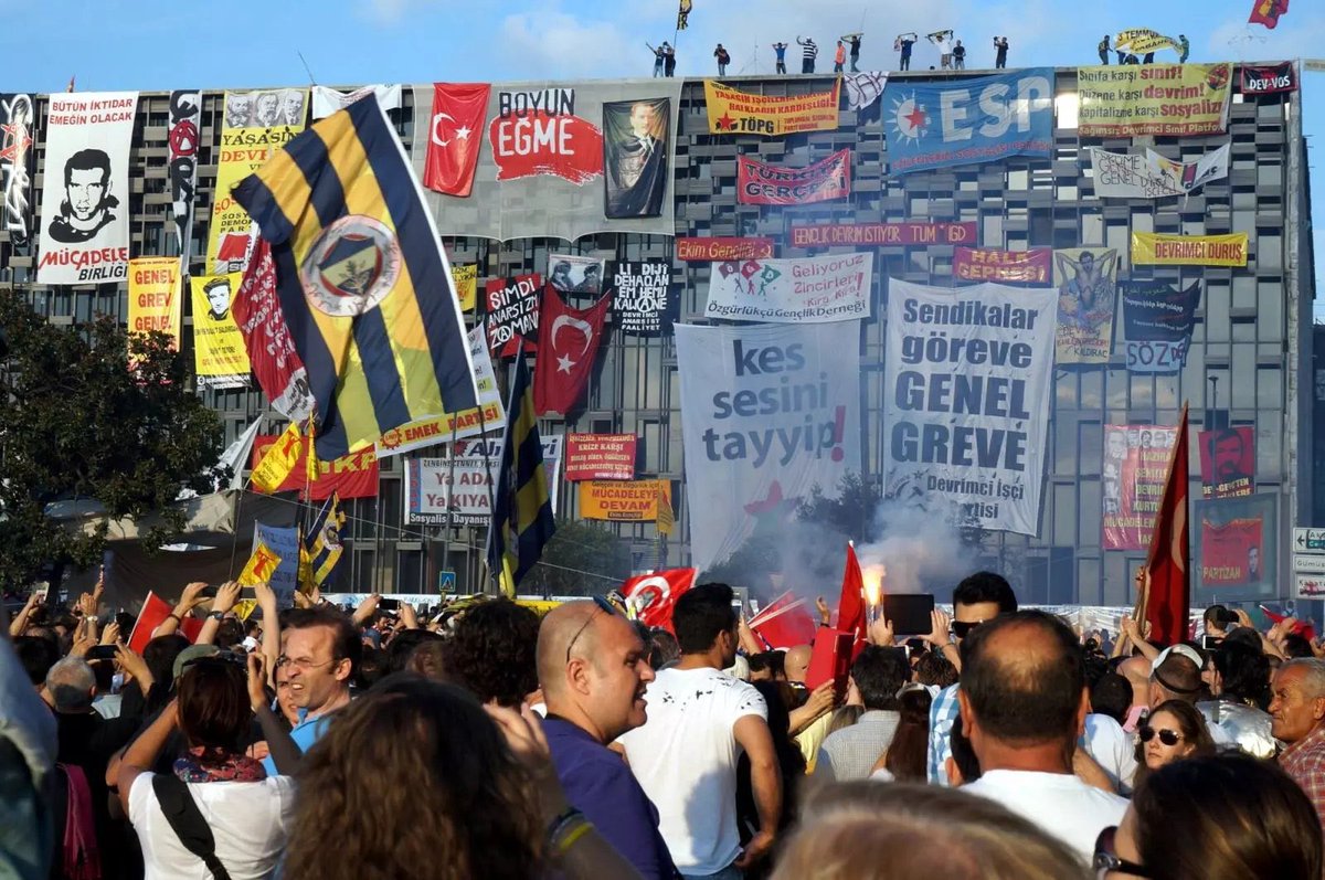 Gezi Parkı öyle bir ortamdı ki Galatasaray Lisesi önünde polisle çatışan Galatasaraylı grubun yardımına Fenerbahçeliler desteğe gelip polislerin geri çekilmesini sağlamıştı. Ülkücü grup İstiklal’de namaz kılabilsin diye, Solcu gençler onlara etten duvar örmüştü.