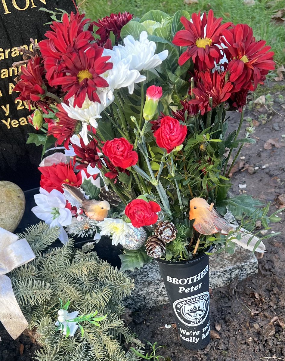 DaveCain15's tweet photo. My Brother passed away in September I’ve no where to go so I’ve put this on my Mum &amp; Dad’s grave miss you all so much x #CTID https://t.co/ZlmWFGjkRw