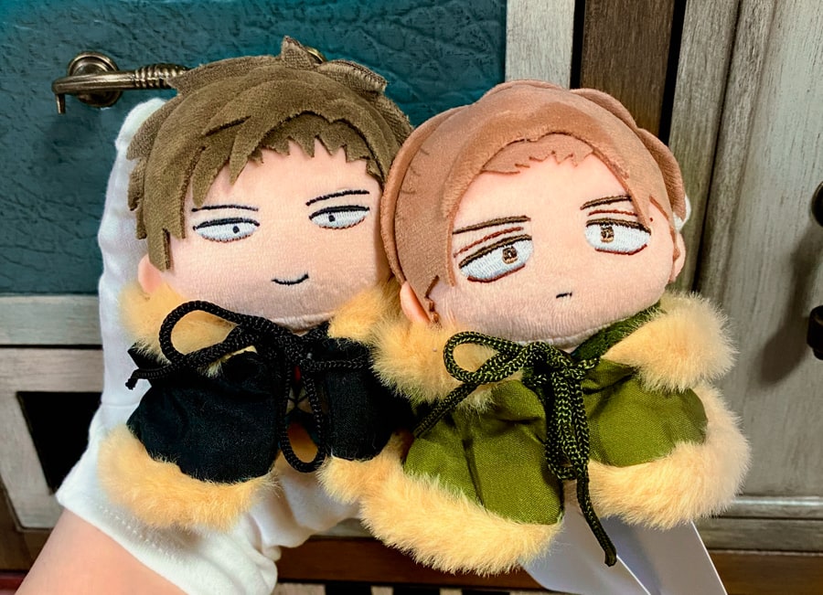 昨日言い忘れていたのですが、ぬいの大きさは2つ片手で持てるくらいです
100均の服を着るとこんな感じ

全然関係ないですが蝶々結びが未だに出来ない事実に愕然としました