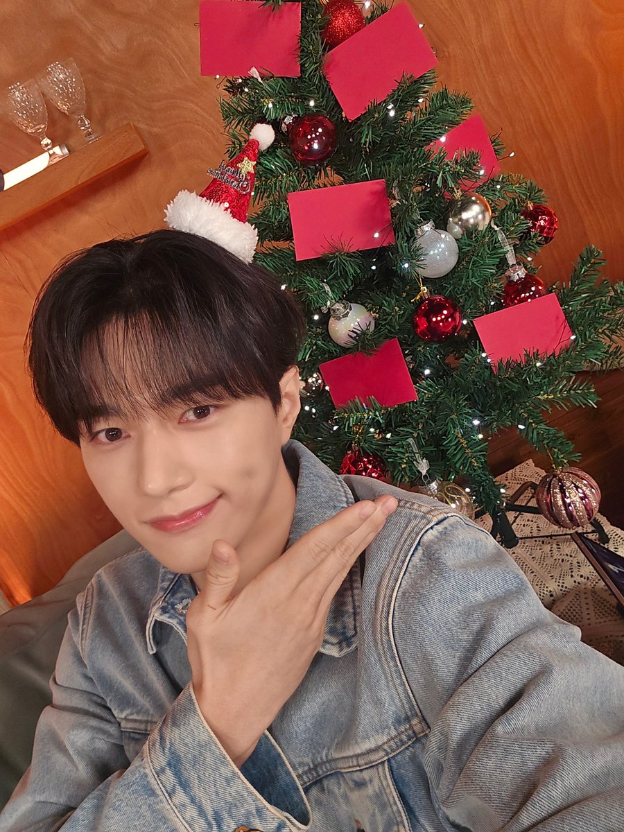 [📷] INFINITE CHRISTMAS LIVE

인스피릿과 함께해 더 행복한 크리스마스🎄
크리스마스는 이렇게 가족이랑 함께하는 거야 😉

#김명수 #KIMMYUNGSOO #엘 #L 
#INFINITE #인피니트 
#Merry_Christmas