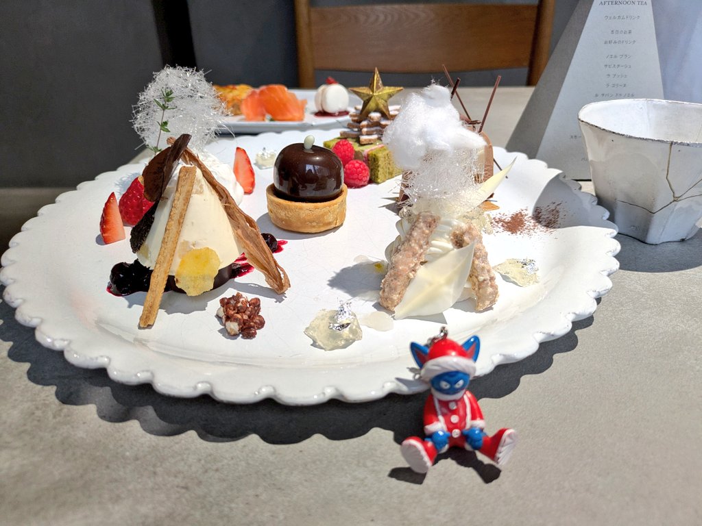 k_tiera's tweet photo. Christmas🎅🎄は
昭和女子大学で待ち合わせ（笑）
今年もHappyで最高なChristmasでした👏
ありがとうフミヤさん❤
また来年もよろしくね😉
ついでにヌン活も🍓🍰☕
 #12月25日
 #MaryChristmas
 #FUTATABI
 #昭和女子大学人見記念講堂
 #藤井フミヤ https://t.co/lP8kcYzDV9