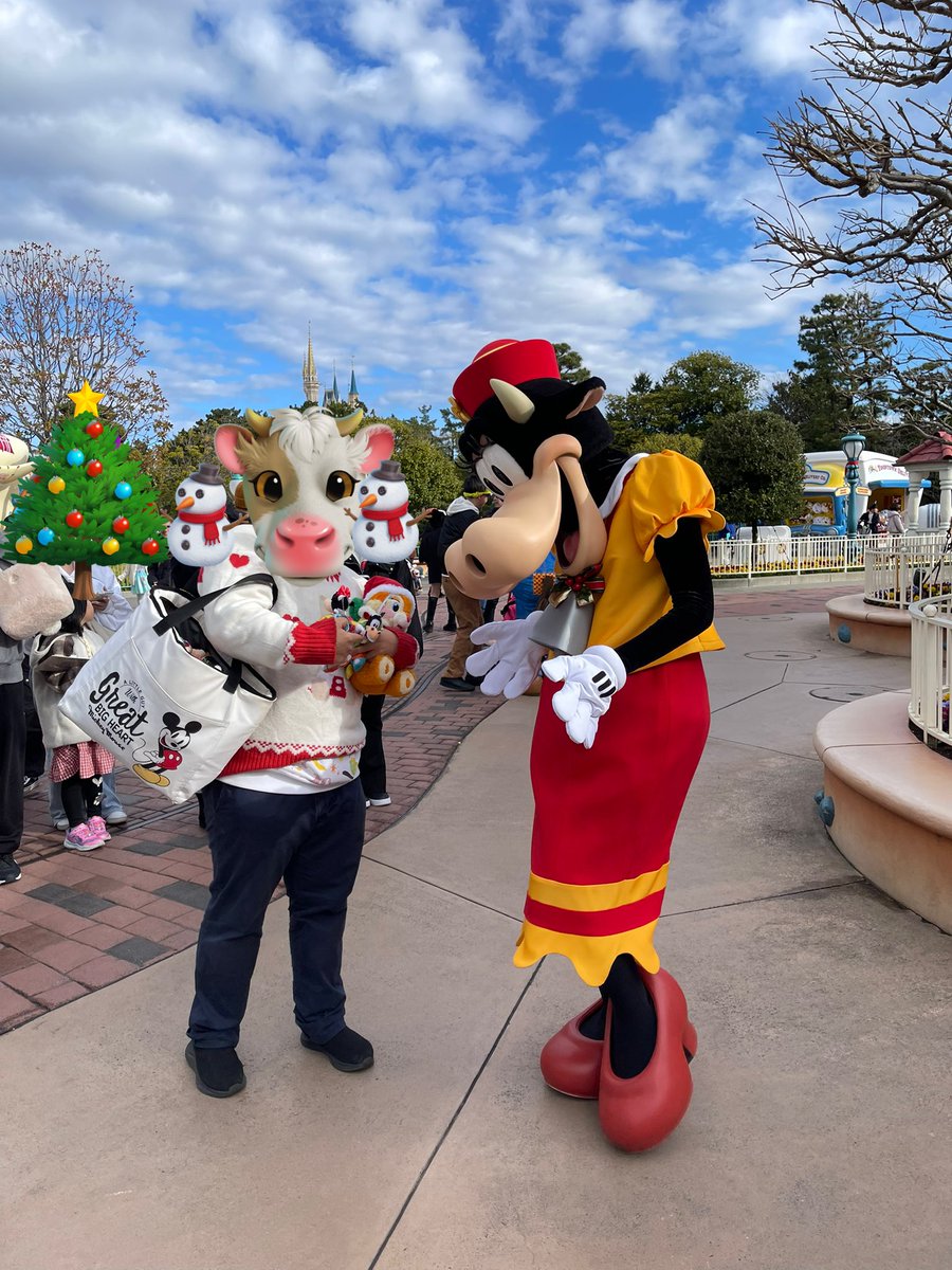 ICCHYDISNEYLOVE's tweet photo. 2025/12/22 トゥーンタウンにて
クララベル・カウさん🐮
ホーレス・ホースカラーさん🐴と撮影
クリスマススタイル🎄で初めて会いました❣️
#TOONTOWN
#クララベル・カウ
#ClarabelleCow
#ホーレス・ホースカラー
#HoraceHorsecollar
#ディズニークリスマス2025 https://t.co/04HtsIlfRY