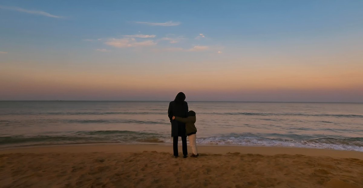 — The Great Flood
للسينما الكورية لون يتمرد على الجمود، يشكّل الخيال على قدر العاطفة. 
يبدأ الأمر بكارثة طبيعية ثم تجد نفسك أمام تساؤل ثقيل يضرب كموجة، متى تحول الأمر إلى كارثة عاطفية تعصف في قلب الأمومة؟
هذا الفلم طوفاني المشاعر، جارف.