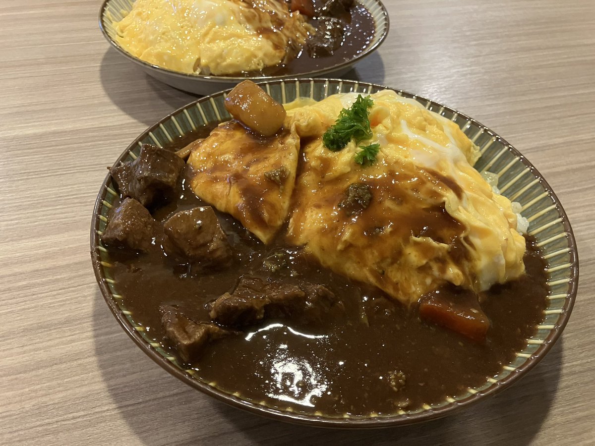 今日の晩御飯。昨日のタンシチュー掛けオムライス。