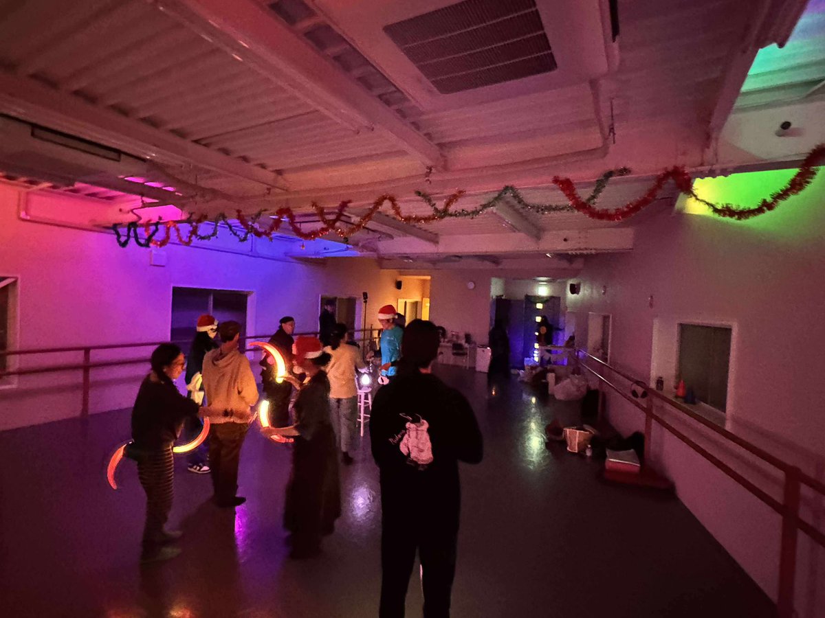 yutapoi's tweet image. クリスマスポイパーティー参加ありがとうございました！
ショータイムに参加してくれたハンターさんタクマ君、ゆずちゃん＆KiMくん、そしてAsuka, Poi Komeiありがとう！楽しい時間になりました！
来年もまたスタジオイベント&amp;amp;レッスンやるのでぜひ来てね😊
#poi #poilab #poistudio #ポイラボ #poilab