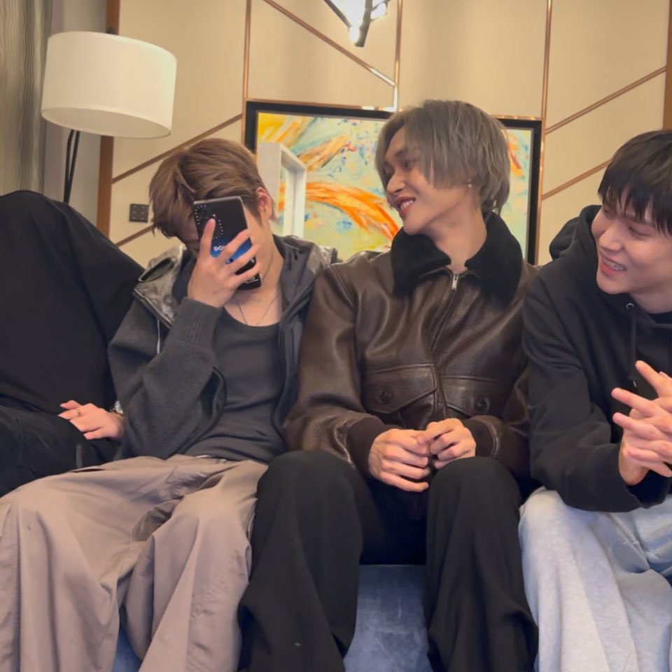 binniebns's tweet image. ละโซฮีมานั่งข้างหน้าก็ตามมาเบียด พอกลับไปพิงก็ตามมาเบียด แปลหน่อย