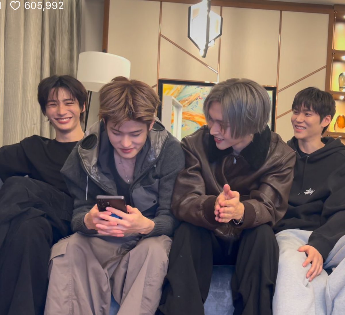 binniebns's tweet image. ละโซฮีมานั่งข้างหน้าก็ตามมาเบียด พอกลับไปพิงก็ตามมาเบียด แปลหน่อย