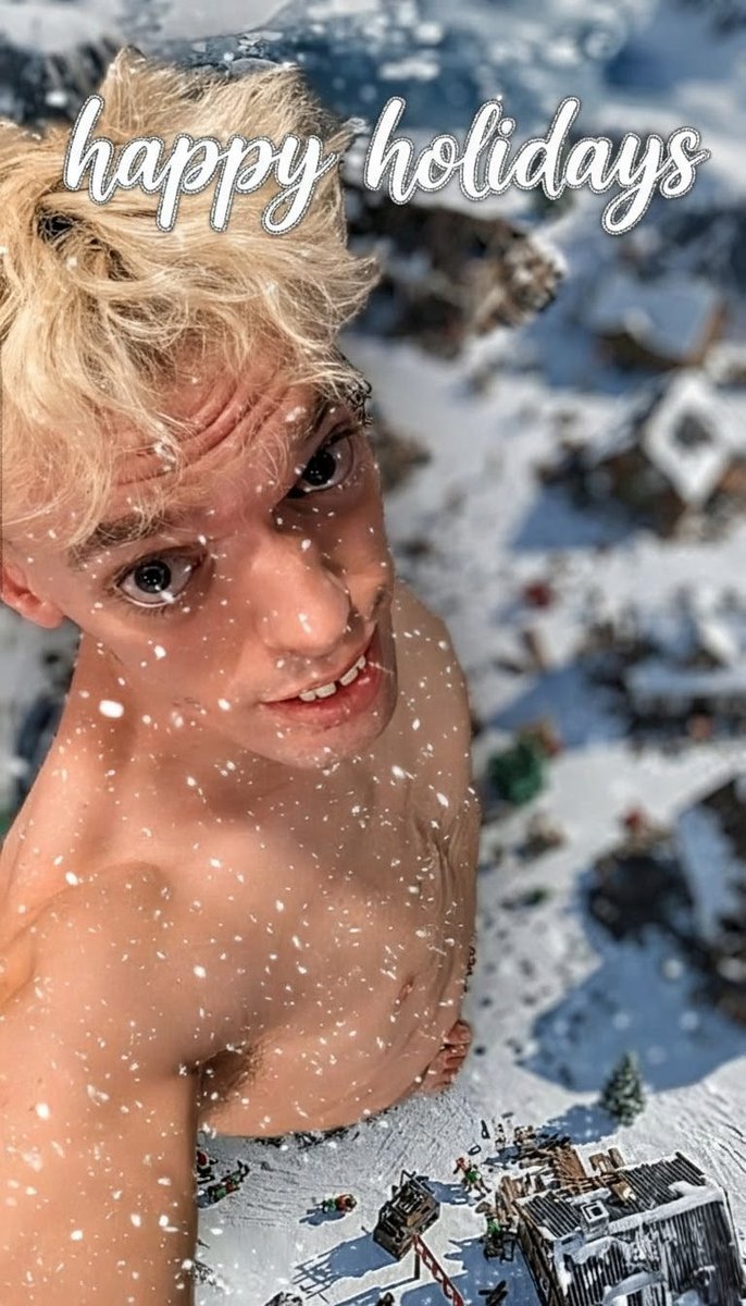 Decided to pay Santa's village a visit... They have Santa's little helpers but what about a big helper for a change?... 😏🍆🦶🎄🎁