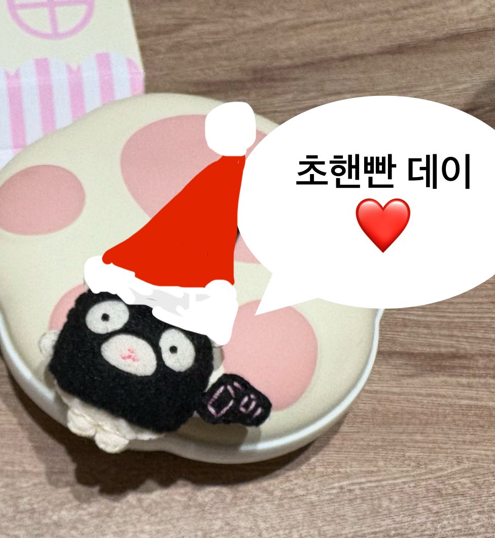 서일페에서 이 키링을 보자마자
갯생작가넴 생각났었어요 
메리크리스마스❤️