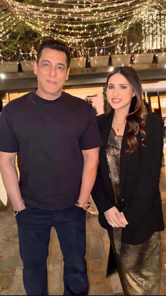MUNAWAR_mkjw_9's tweet photo. Bhai aur bhabhi 🥰

#MunawarFaruqui #MKJW #munaw #munawbhai https://t.co/NmzSIH5cGm