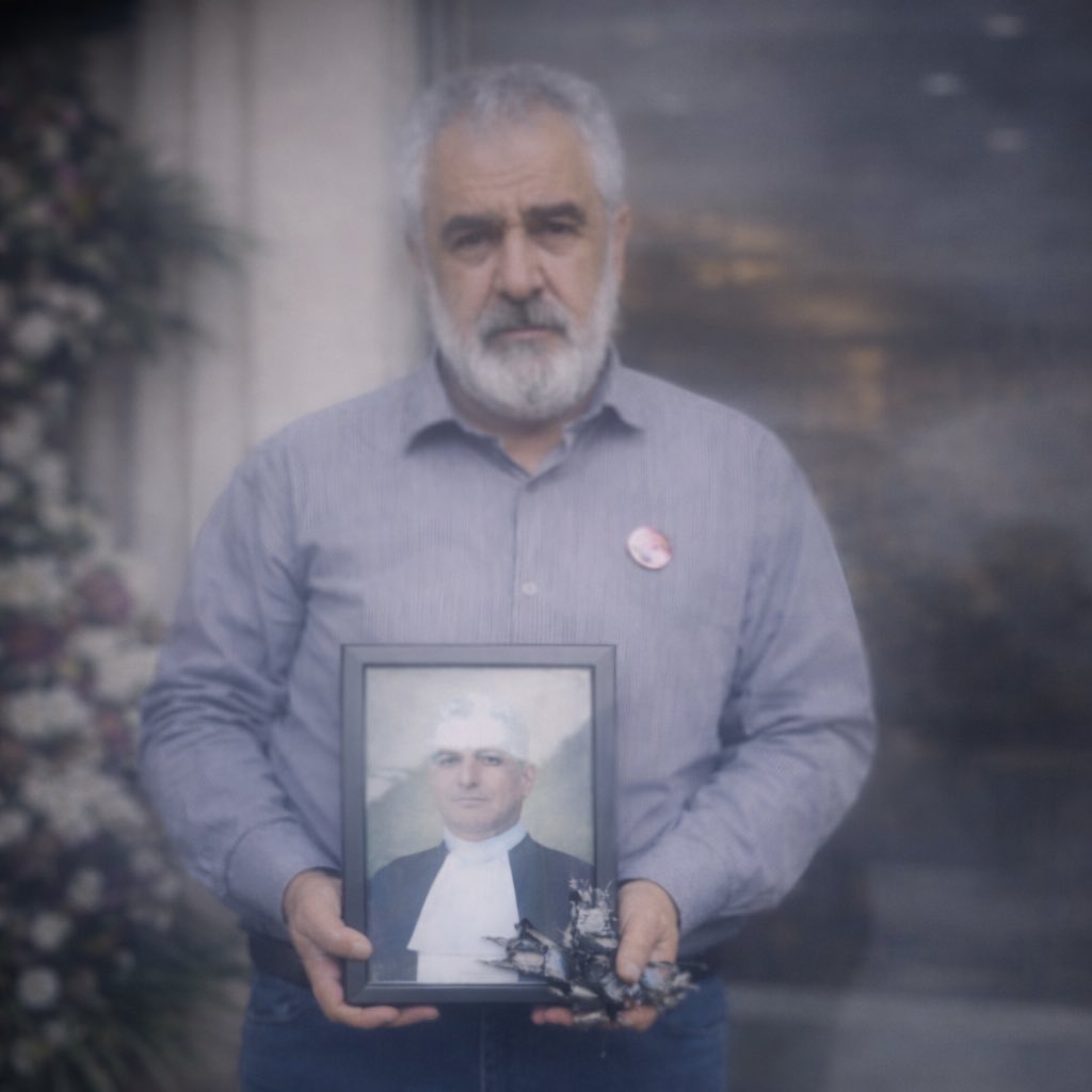 MarzieAdinezade's tweet image. امروز صبح، پس از دو هفته بی‌خبری کامل از پدرم،
«اطلاعات» با مادرم تماس گرفته است.
در این تماس، با وقاحت تمام به او گفته‌اند
که اگر اطلاع‌رسانی نکند و با آنان همکاری کند،
شاید اجازه تماس پدرم داده شود.

این در حالی است که حق تماس، یک حق بدیهی و قانونیِ هر فرد بازداشت‌شده است؛
حقی…