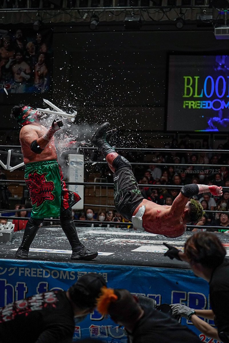 mai7125's tweet photo. 2025.12.25【後楽園ホール】
FREEDOMS BLOODX'mas

エプロンサイドで
蛍光灯ジョン・ウー！！！！
最高やっ！！！！！

#pw_freedoms #竹田誠志
#ビオレント・ジャック 
#ViolentoJack https://t.co/p5wZcOPwP7