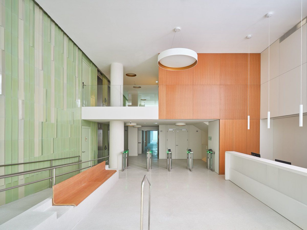 Archello's tweet photo. From retained concrete frames to chestnut wood façades and green courtyards, Aribau 195 transforms 1980s offices into a LEED Platinum workplace.
https://t.co/4W5XeEVCMm 

#AdaptiveReuse #LowCarbonMaterials #BioclimaticDesign https://t.co/jpUTEMGrGm