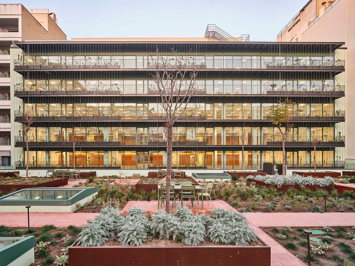 Archello's tweet photo. From retained concrete frames to chestnut wood façades and green courtyards, Aribau 195 transforms 1980s offices into a LEED Platinum workplace.
https://t.co/4W5XeEVCMm 

#AdaptiveReuse #LowCarbonMaterials #BioclimaticDesign https://t.co/jpUTEMGrGm
