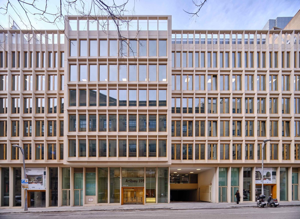Archello's tweet photo. From retained concrete frames to chestnut wood façades and green courtyards, Aribau 195 transforms 1980s offices into a LEED Platinum workplace.
https://t.co/4W5XeEVCMm 

#AdaptiveReuse #LowCarbonMaterials #BioclimaticDesign https://t.co/jpUTEMGrGm