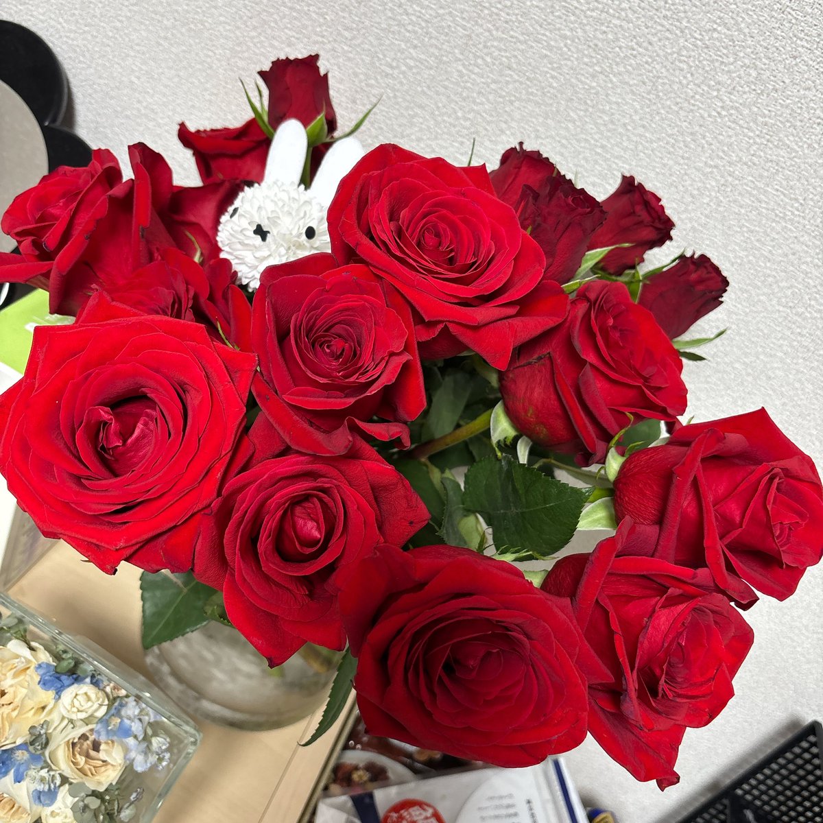 「同居人も薔薇を買ってきていたため、大量の薔薇が飾られることとなった我が家 ミッフ」|ゆぐれ🌟娘19🌟RFA277日目のイラスト