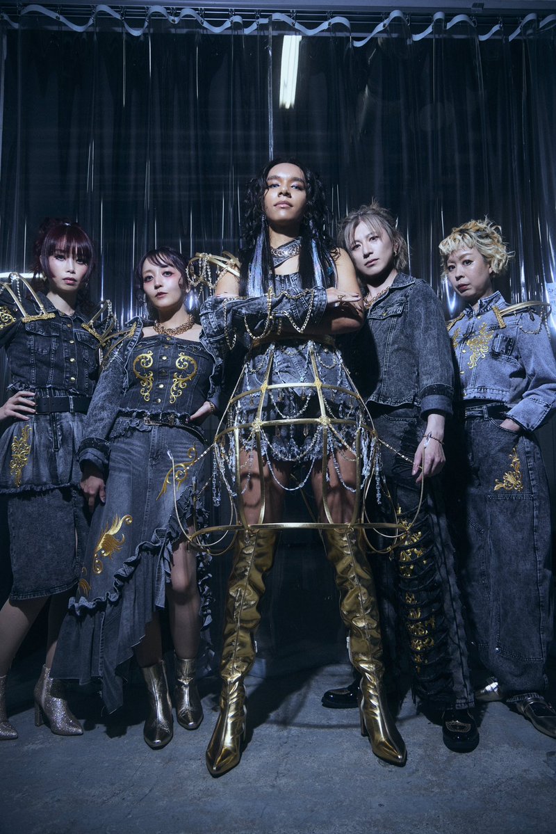 女王蜂「アヴちゃん聖誕祭2025 〜GAL GAL GAL〜」 今年もキーボードを