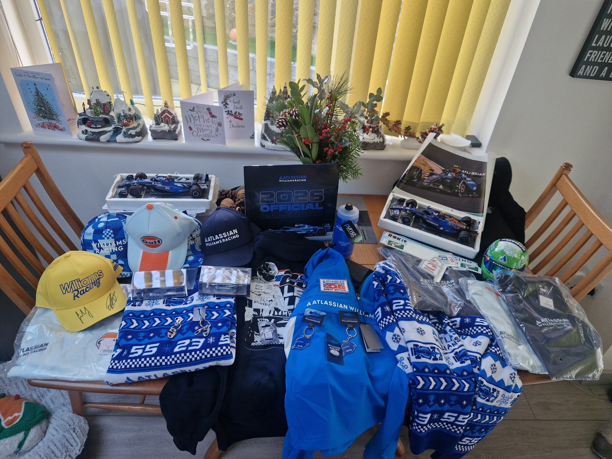 wishing all my friends a very merry Christmas hope you got all that you wished for (Mainly Williams themed) i know i have 😁 

lots of goodies for the collection as well 

<a href="/WilliamsF1/">Atlassian Williams Racing</a> 
<a href="/Carlossainz55/">Carlos Sainz</a> 
<a href="/alex_albon/">Alex Albon</a> 
<a href="/JV_F1/">James Vowles</a>