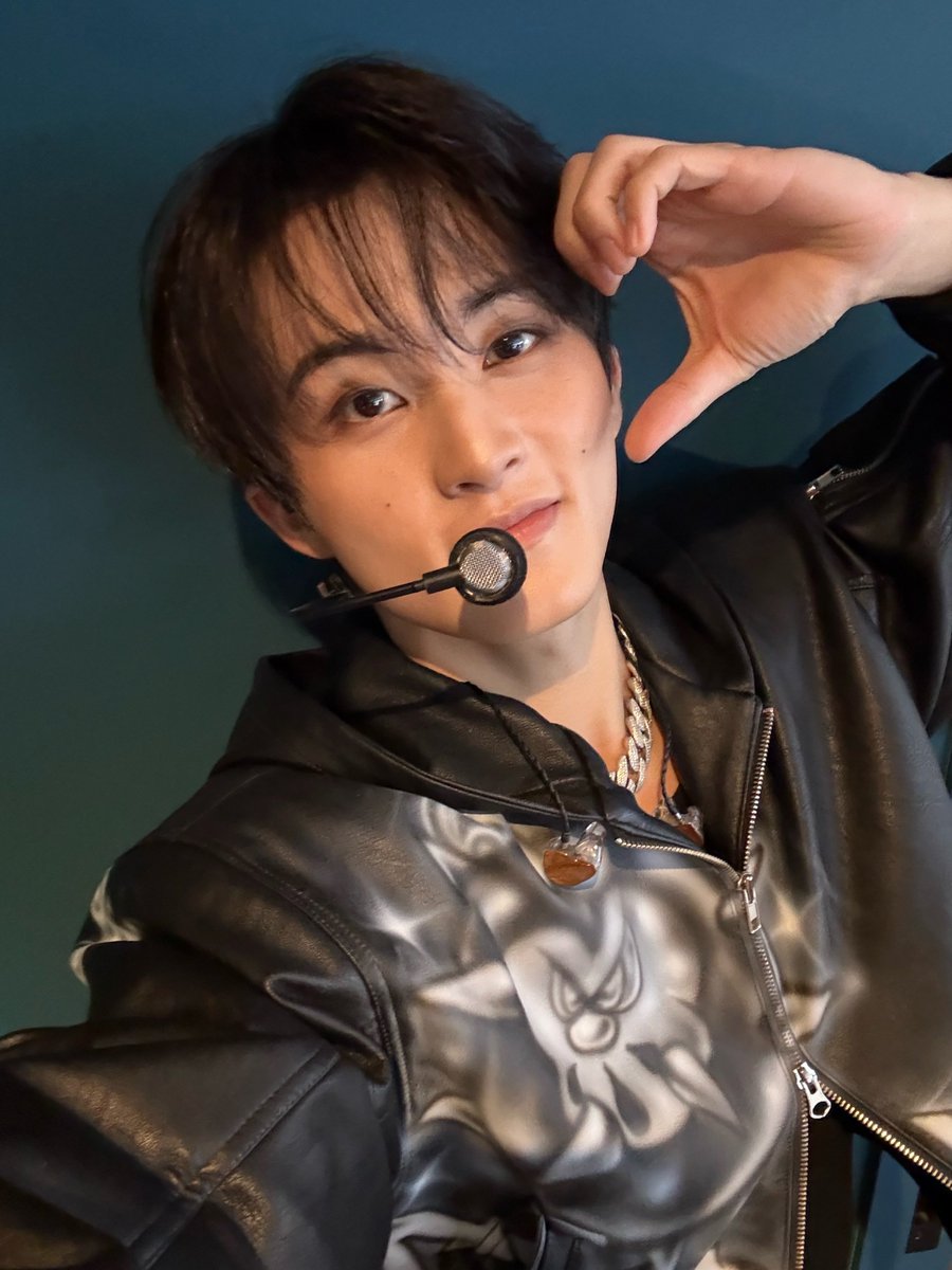 คริสมาสเซลฟี่มาแล้วค้าบ จบงานไม่ลืมที่จะส่งมาให้ชีจือนี่เลย น่ารักจริงๆๆ มาในเอ้าฟิตเสื้อหนังสุดเท่ แต่ตาแป๋วๆมั่ก 🥹